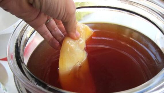 Tırnak mantarını tedavi etmek için Kombucha